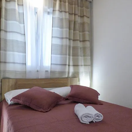 Apartman Lovely In With House Sea View